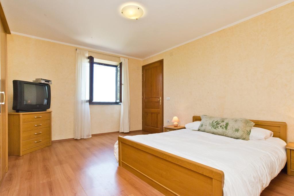Villas Montrin Kastel Room photo